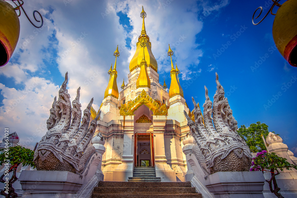 Fototapeta premium Thai temple, Wat Tum Kuha sawan