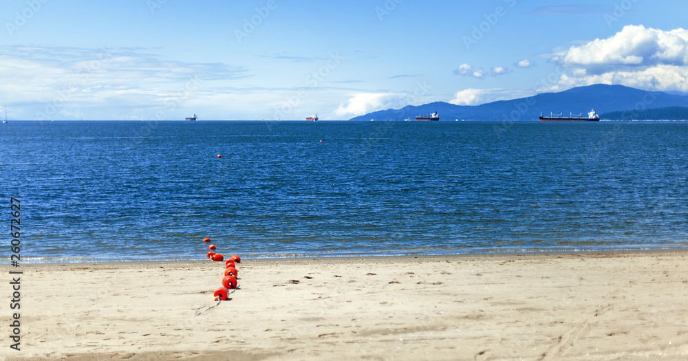 Vancouver Strand mit Container Schiffen 