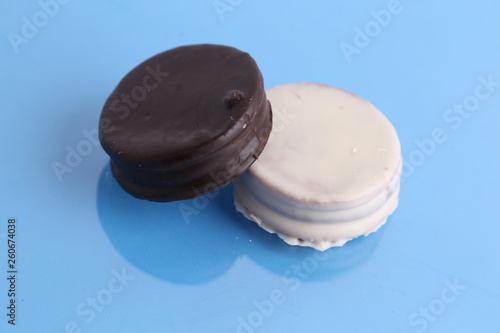 Obraz na płótnie Chocolate cakes and dulce de leche, typical in Argentina. called Alfajores w salonie