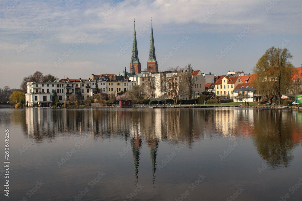 Frühling in Lübeck; Krähenteich mit Dom