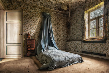 Wandcirkels Oude verlaten gebouwen Vervallen slaapkamer in oud huis  © Guy