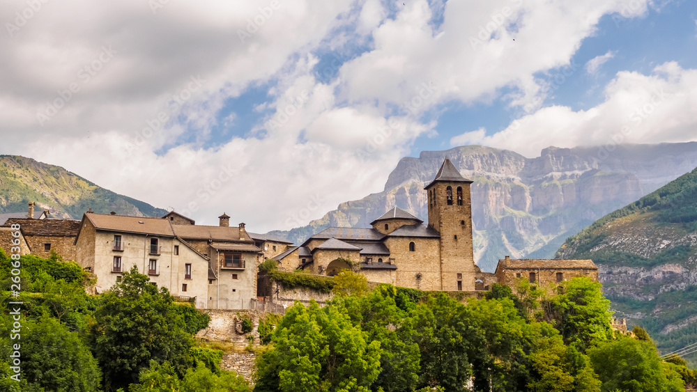 Obraz premium Torla Ordesa, church with the mountains at bottom, Pyrinees Spain