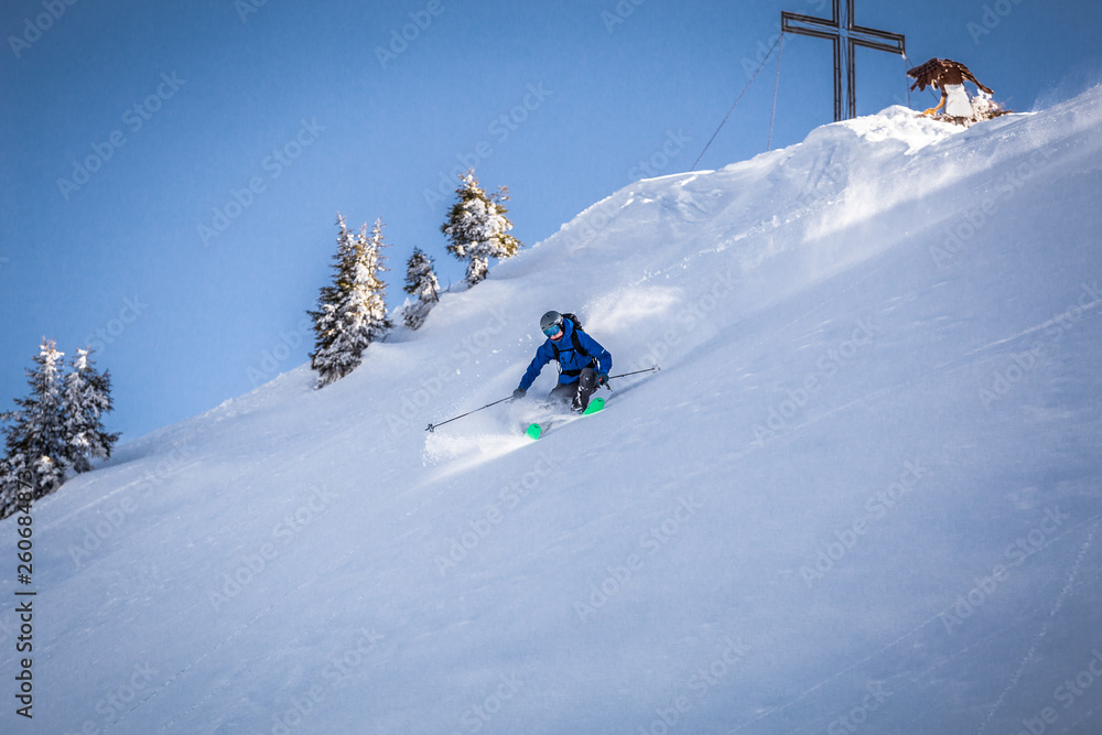 Skifahren im freien Gelände mit Gipfelkreuz