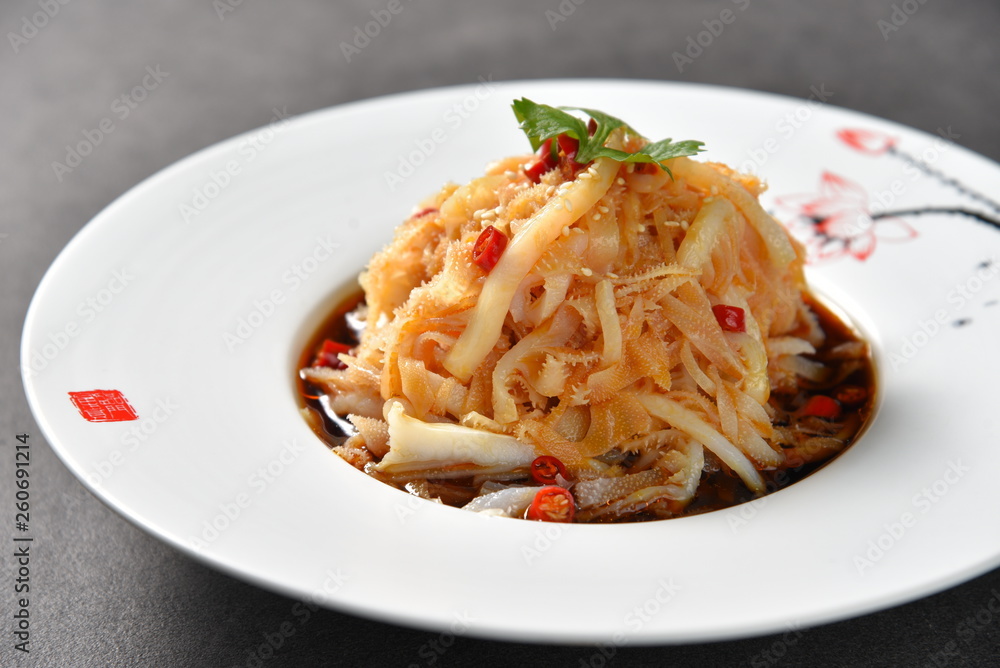 spaghetti with tomato sauce and basil