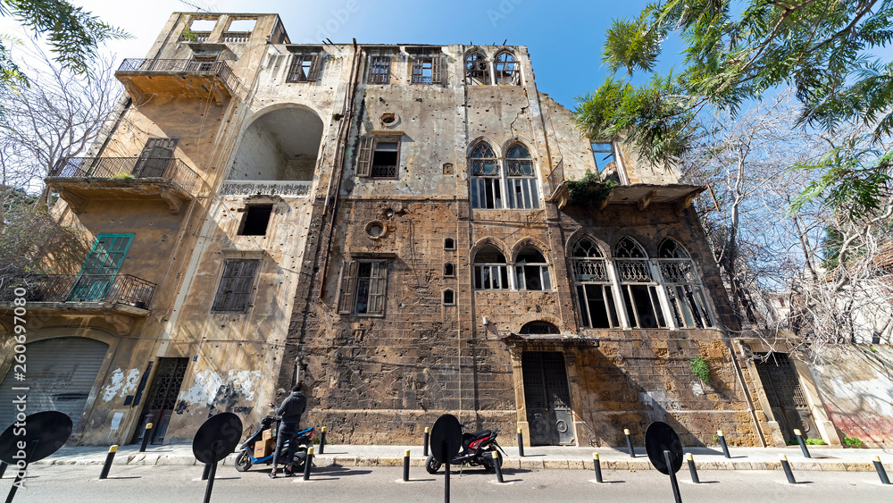 Fototapeta premium Blizny po libańskiej wojnie domowej są nadal widoczne w zrujnowanych rezydencjach w środkowym Bejrucie