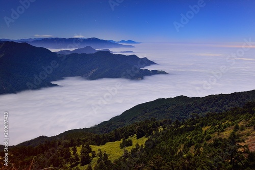 View of mountains and sea of clouds © Ting Ming Yueh