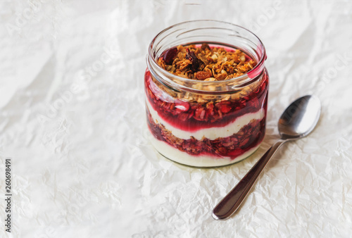 Berry crumble dessert with cream sauce in small jars