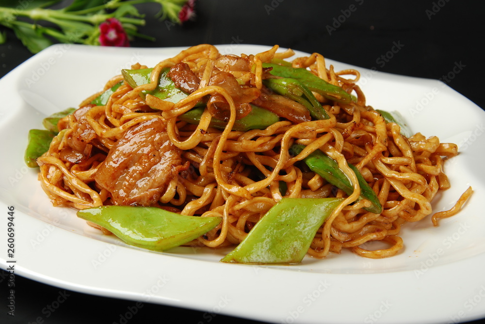 spaghetti with tomato sauce and basil