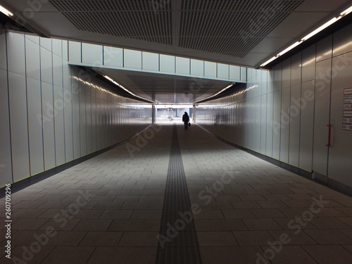 Unterführung mit einer Personen, in der ubahn 