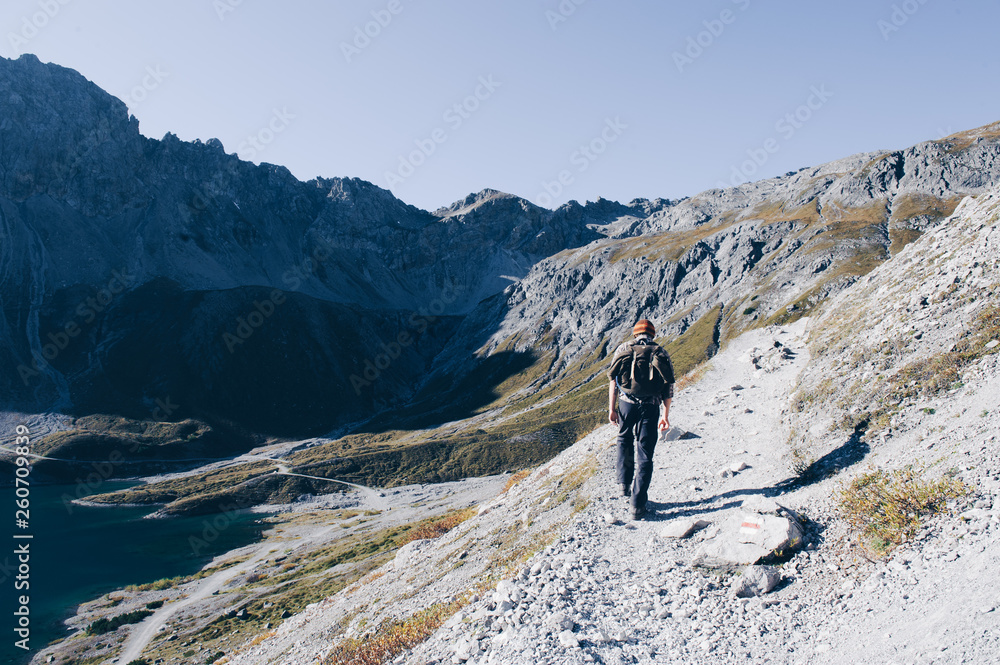 Fototapeta premium Wanderer im Herbst im Rätikon, beim Lünersee.