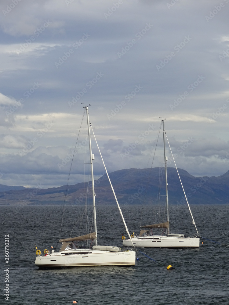 Zwei Segelboote vor Anker in der Bucht vor Armadale auf der Isle of Skye in Schottland