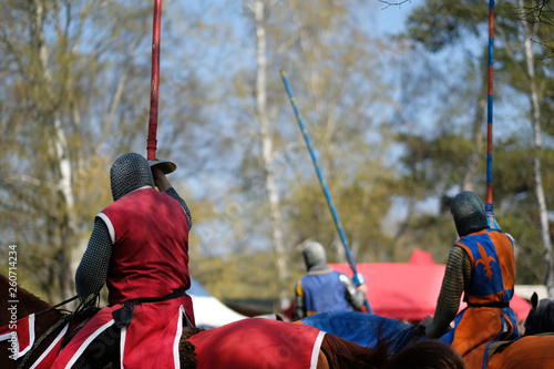 Mittelalterliche Ritter in Turnierrüstung auf den Pferden © Eugen Thome