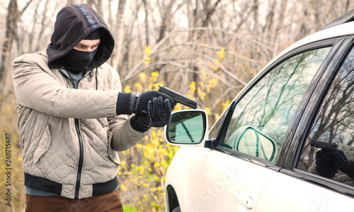 Wallpaper Mural a thief with a gun threatens the driver Torontodigital.ca
