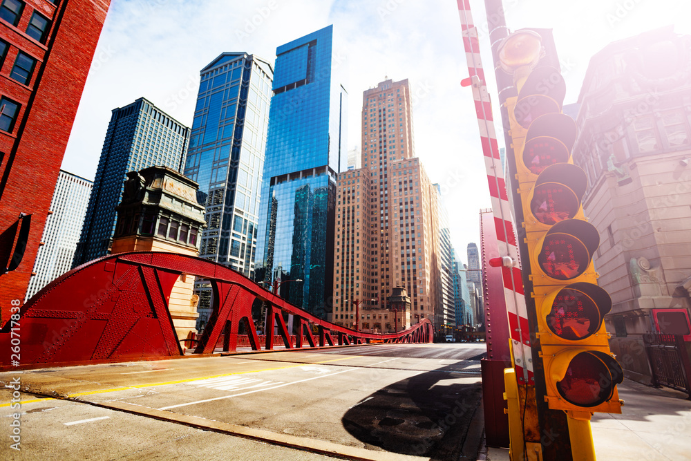 Fototapeta premium Big traffic light on bridge over river of Chicago