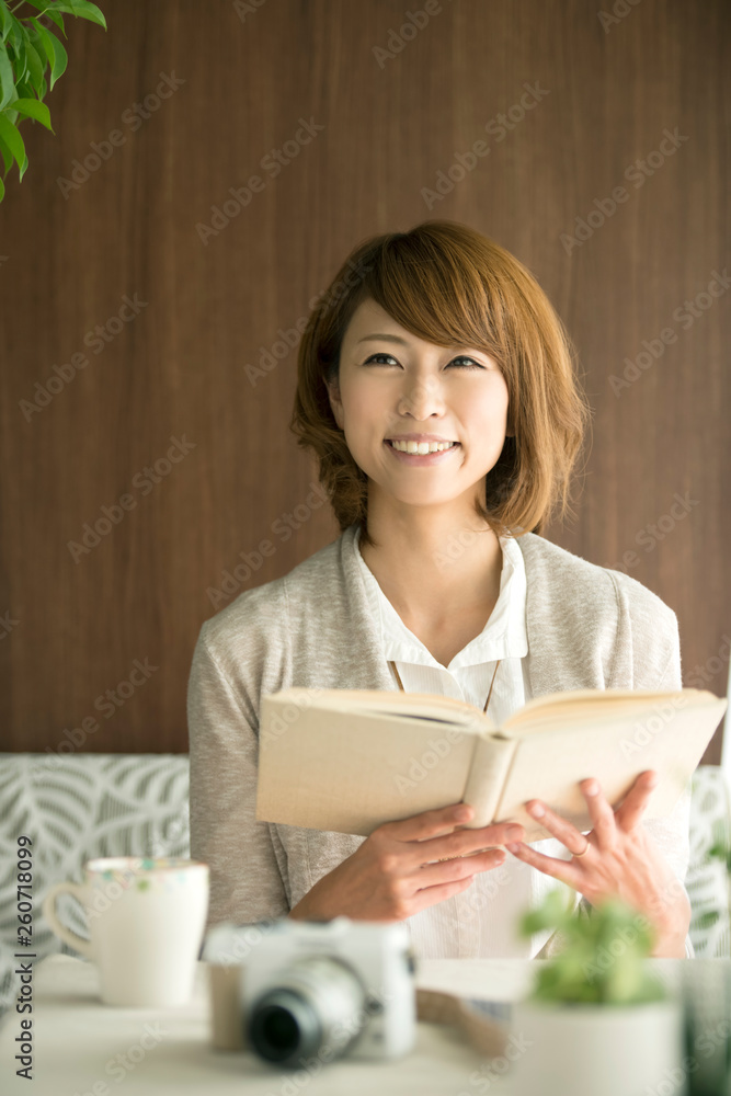 本を持ち微笑む女性 本を持ち微笑む女性