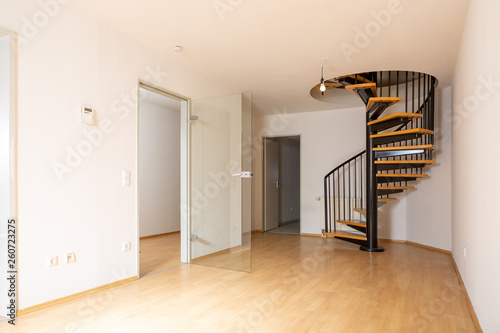 Schöne Maisonette Wohnung mit Holzboden und Wendeltreppe, copy space unten