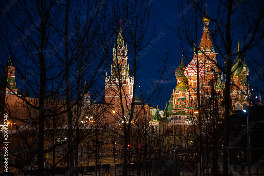 Obraz premium Evening walk on red square.Panorama through the trees.