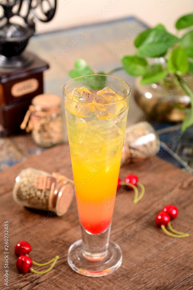 Fototapeta premium glass of apple juice and ice