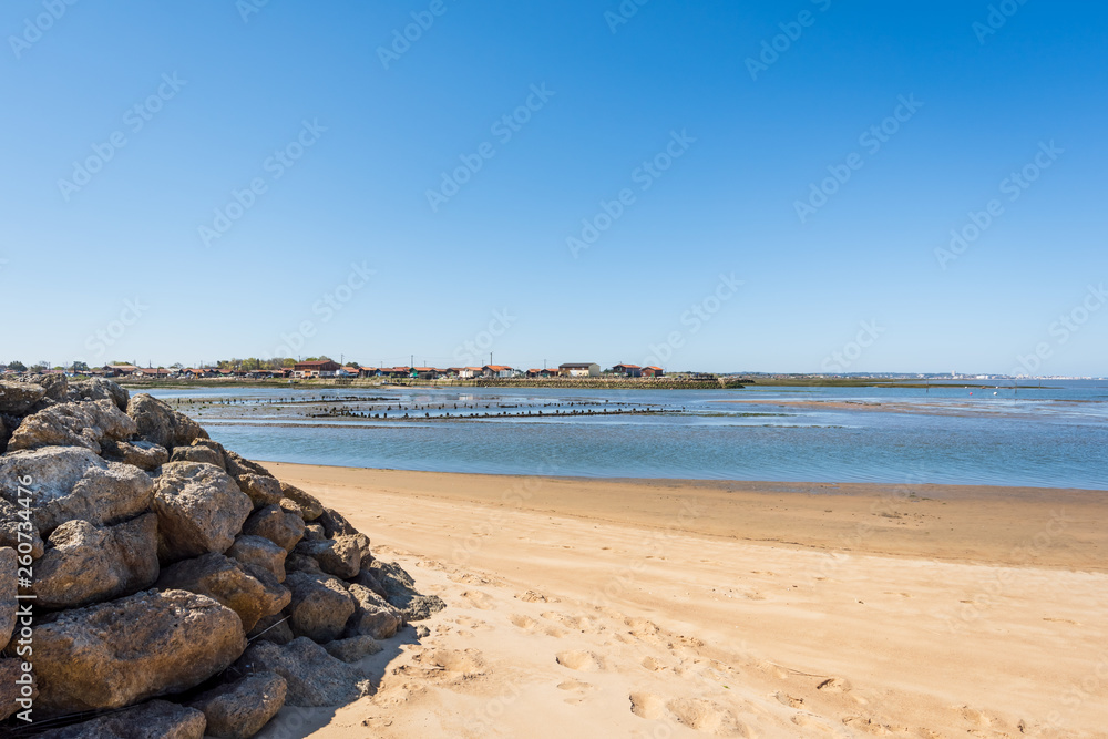 BASSIN D'ARCACHON (France), entrée du port de Gulan Mestras près d'Arcachon BASSIN D'ARCACHON (France), entrée du port de Gulan Mestras près d'Arcachon