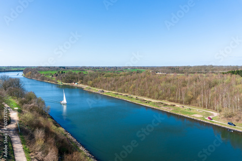 Blick von der Levensauer Hochbrücke über den Nord-Ostsee-Kanal. Eine Segelyacht passiert den Kanal in Richtung Holtenau. © penofoto.de
