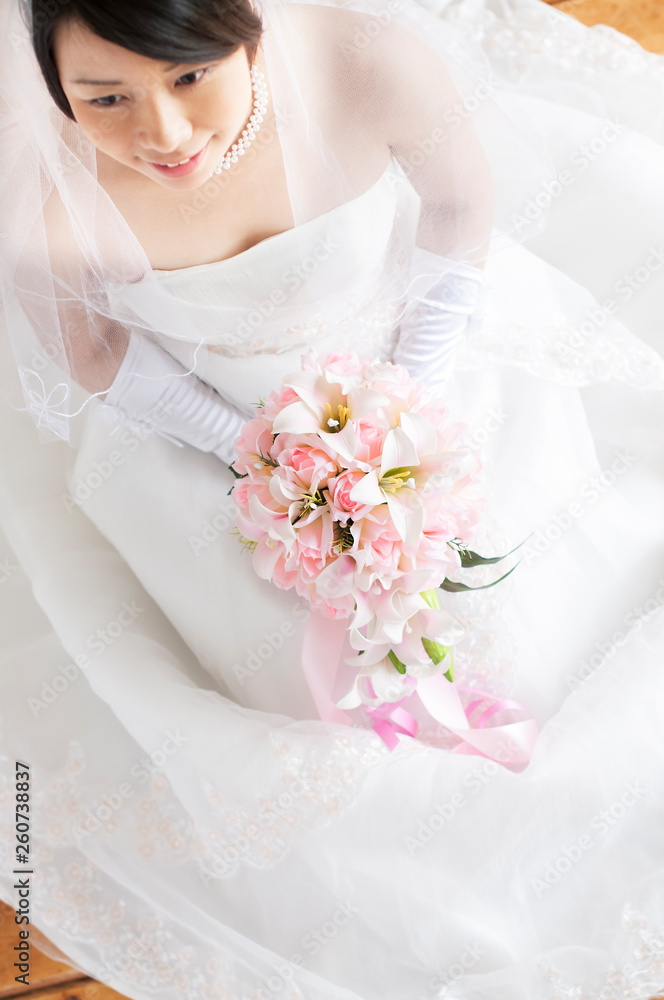 Naklejka premium ブーケを持ち微笑む花嫁