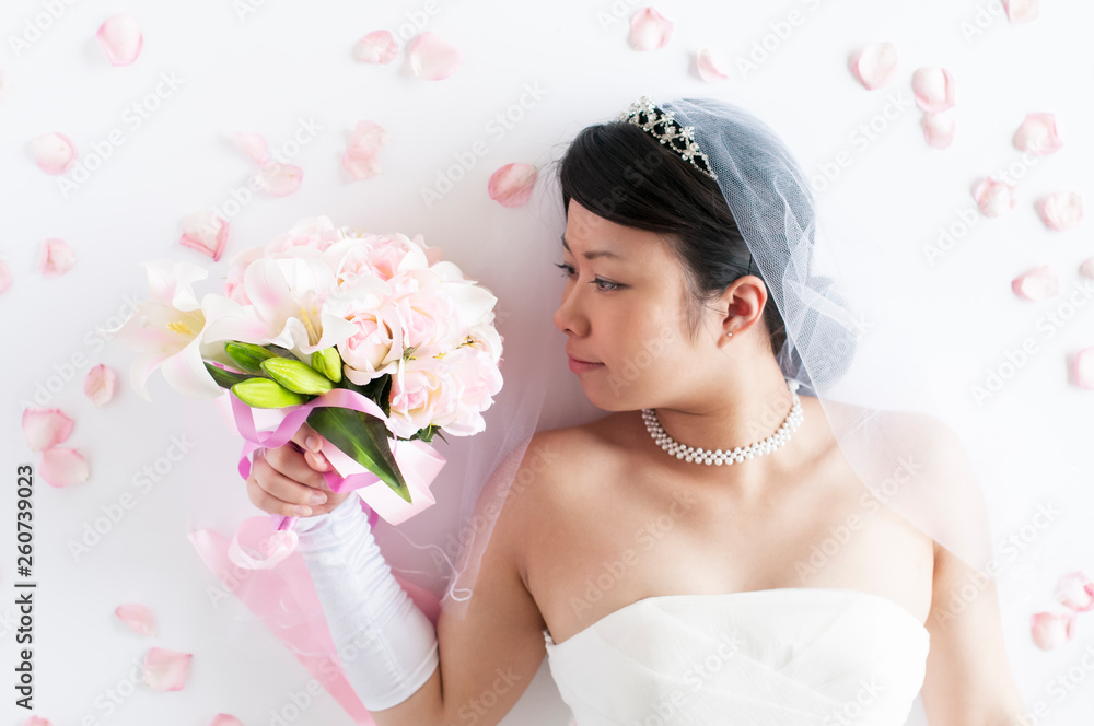 Obraz premium ブーケを見つめる花嫁