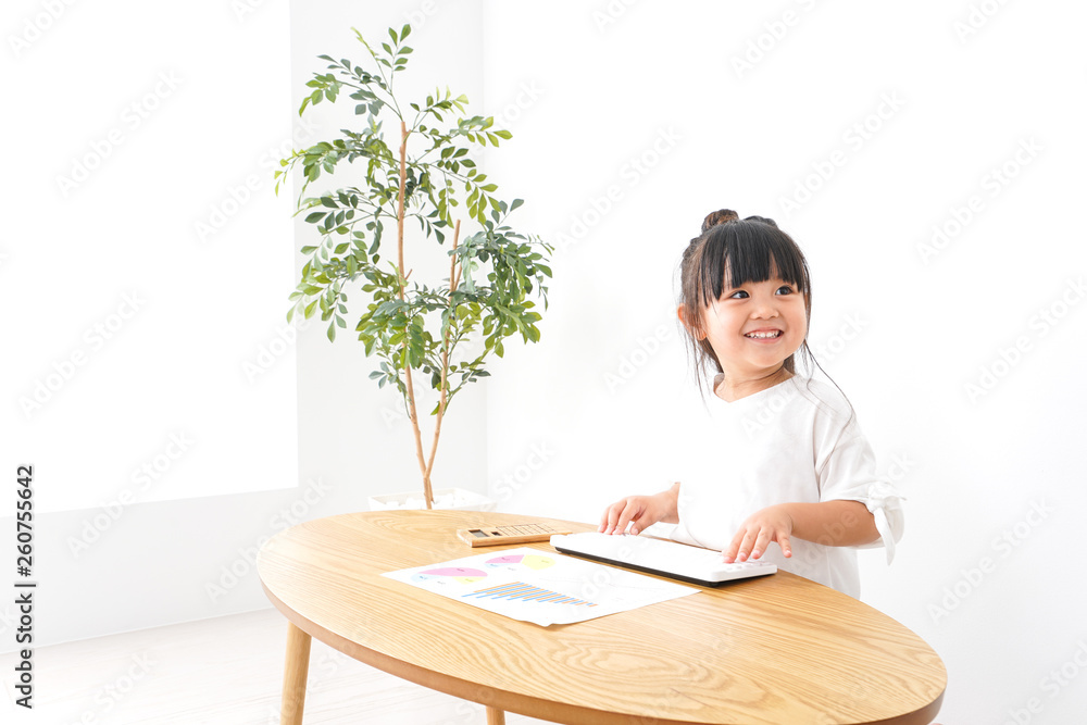 デスクワークをする子どもビジネスウーマン