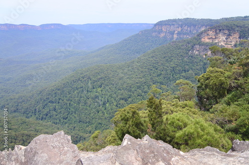 Blick in das Jamison Valley in den Blue Mountains in Australien
