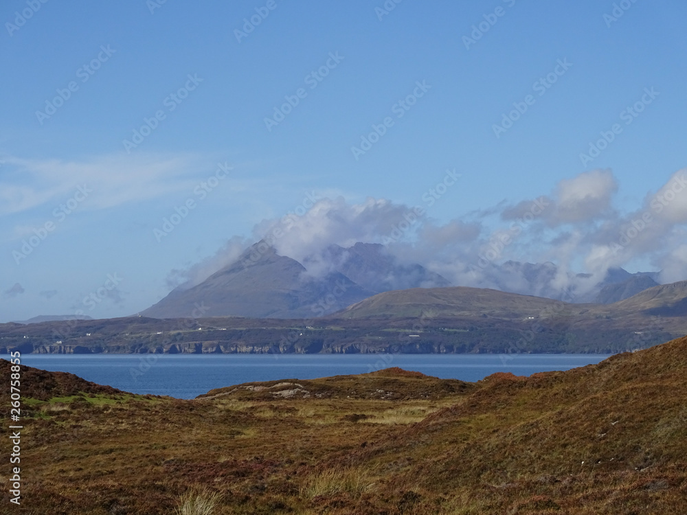 Blick über die Bucht von  Tarskavaig hinüber zu den cuillins in Sleat auf der Isle auf Skye in Schottland