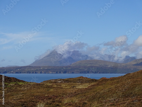 Blick über die Bucht von Tarskavaig hinüber zu den cuillins in Sleat auf der Isle auf Skye in Schottland