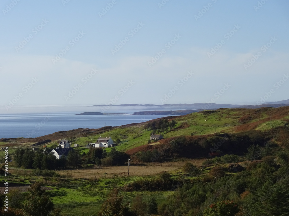 Blick über Tarskavaig und die Bucht in Sleat auf der Isle auf Skye in Schottland