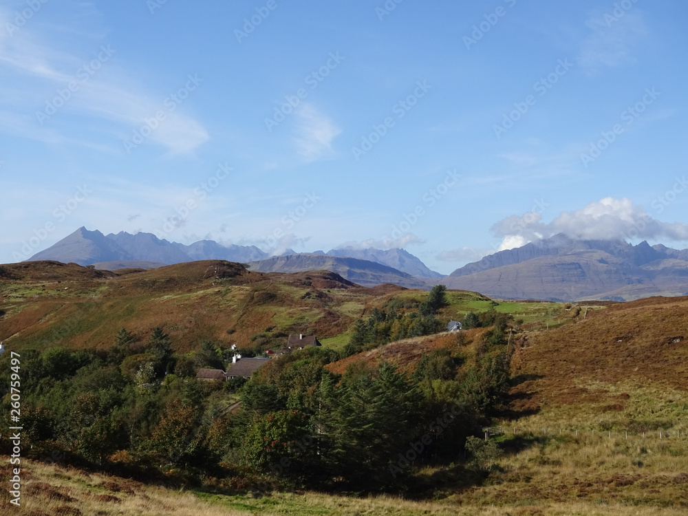 Blick von Tarskavaig in Sleat hinüber zu den Bergen des Aird of sleat auf der Isle auf Skye in Schottland