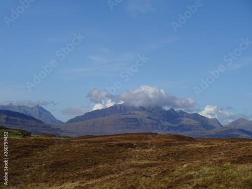 Blick von Tarskavaig in Sleat hinüber zu den Bergen des Aird of sleat auf der Isle auf Skye in Schottland