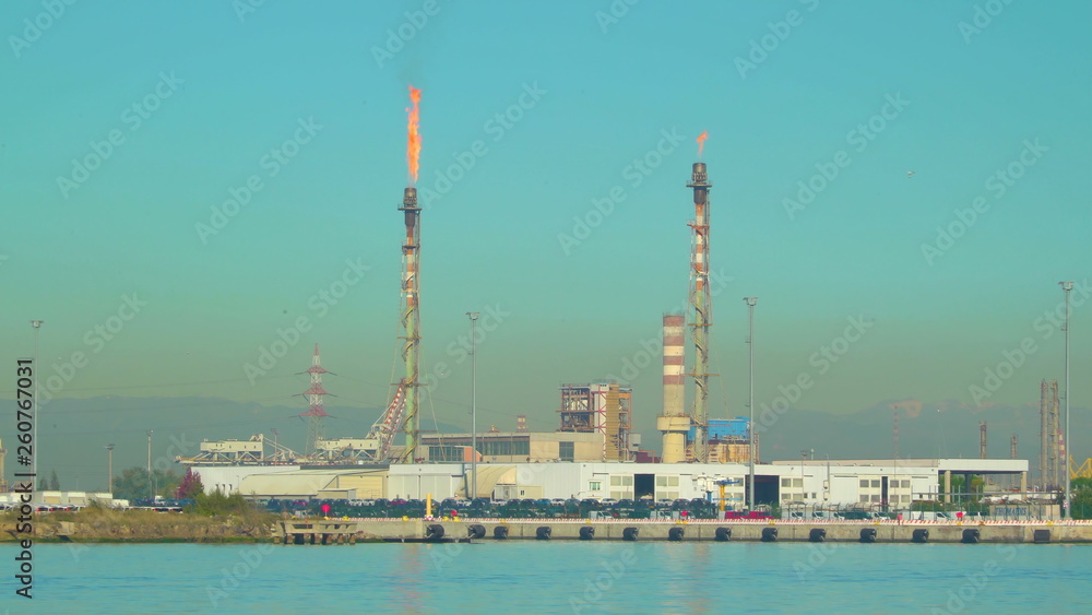 14604_An_industrial_plant_on_the_shore_of_Venice.jpg