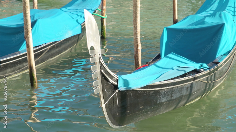 14700_The_Venetian_gondola_covered_in_blue_cloth.jpg