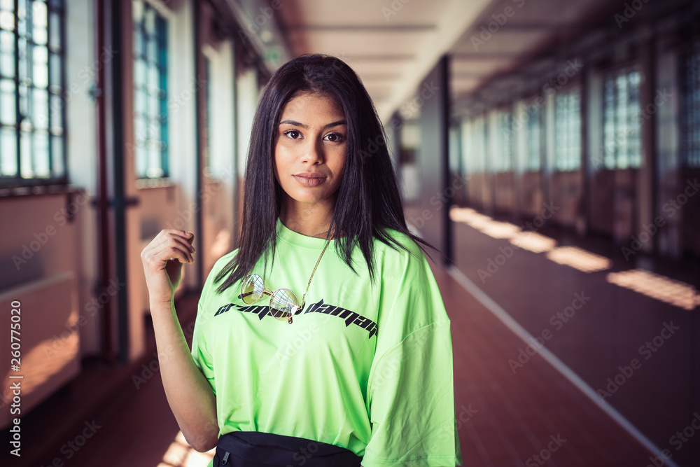 Portrait einer jungen hübschen Frau im grünen Kleid Portrait einer jungen hübschen Frau im grünen Kleid