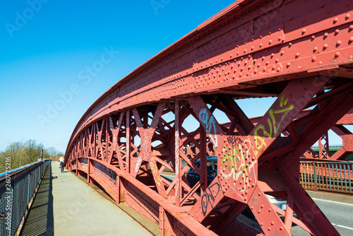 Die  Levensauer Hochbrücke über den Nord-Ostsee-Kanal. Von 1893 bis 1894 errichtet, ist sie die letzte Originalbrücke über den Kanal. Man sieht ihr das Alter inzwischen an überall hat sich der Rost fe photo