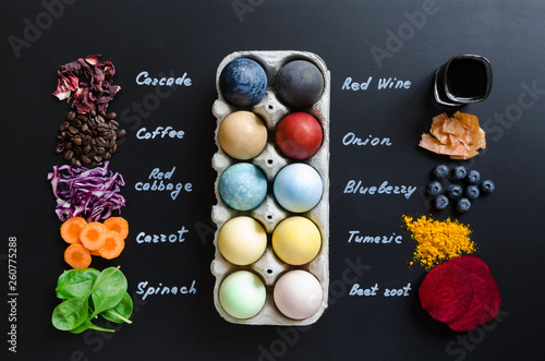 Foto Homemade naturally dyed Easter eggs