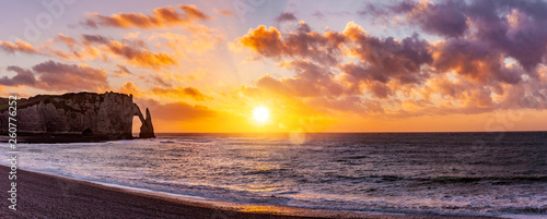Klippen von Etretat bei Sonnenuntergang