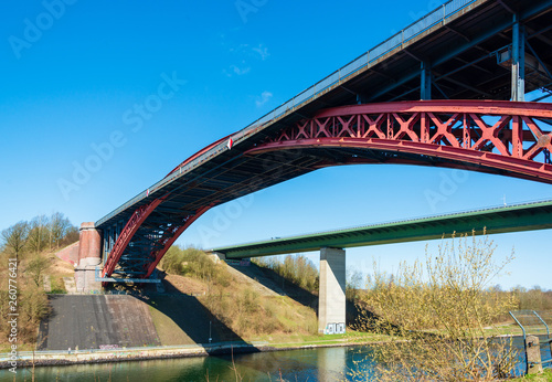 Die Levensauer Hochbrücke über dem Nord-Ostsee-Kanal bei Kiel, von 1893 bis 1894 errichtet ist sie die letzte Originalbrücke über den Kanal. Man sieht ihr das Alter inzwischen an