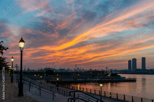 ドラマチックな朝焼けのユニバーサルシティ #11