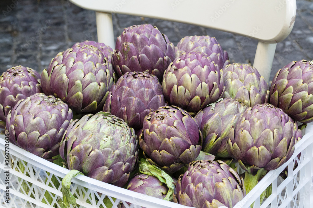 Fototapeta premium carciofi freschi di stagione a roma