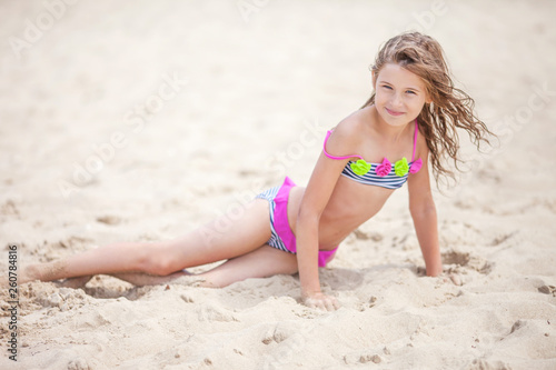 Photo Beautiful young girl relaxing on the beach