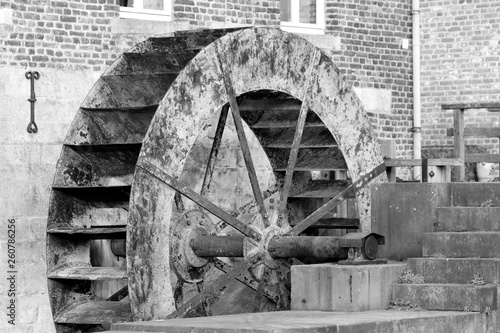 La roue en bois d'un moulin à eau hollandais