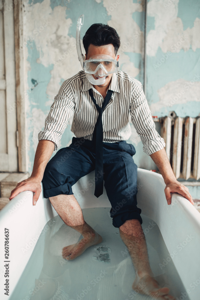 Obraz Biznesmen w dopłynięcia maski obsiadaniu w wannie