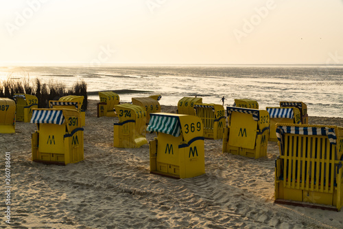Strandkörbe in Duhnen, Cuxhaven im Sonnenuntergang