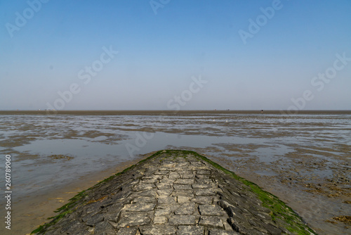 Blick auf das Wattenmeer bei Cuxhaven bei Ebbe. Wattwagen sind zu erkennen.