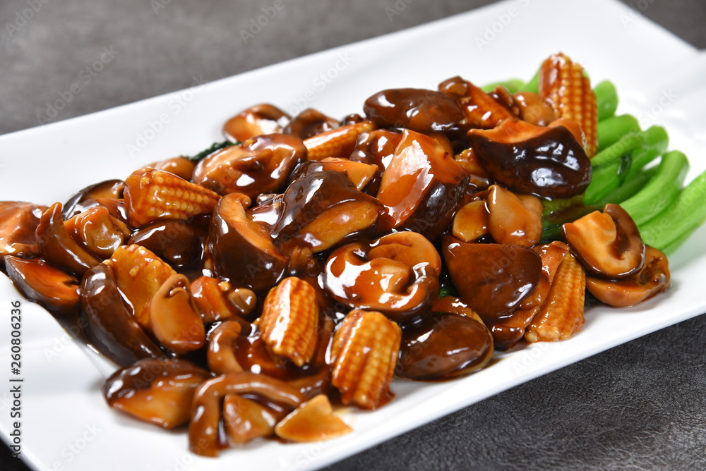 Fototapeta premium chocolate with nuts and raisins