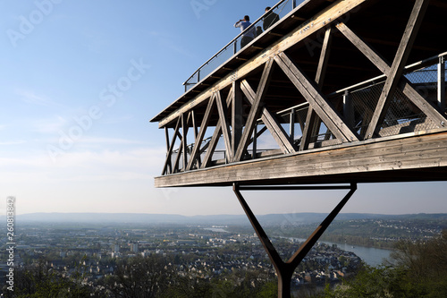 Aussichtsplattform Ausschnitt im Festungspark Koblenz Ehrenbreitstein mit Blick auf Koblenz und das Rheintal im Neuwieder Becken - Stockfoto photo