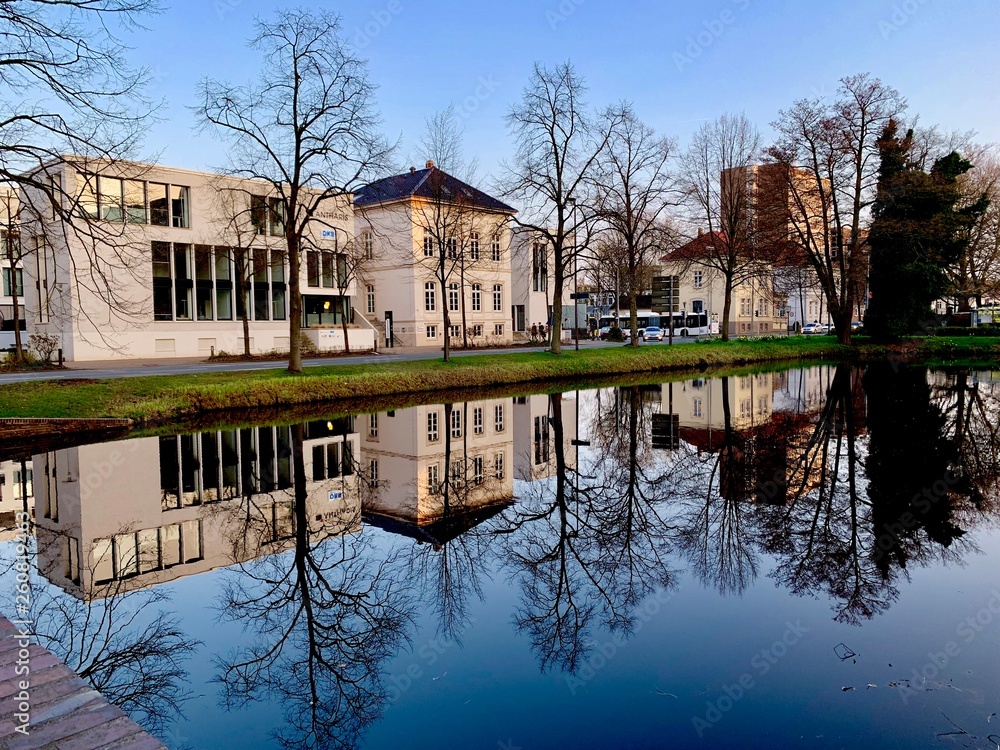 Obraz premium Gebäude mit Spiegelung im Wasser
